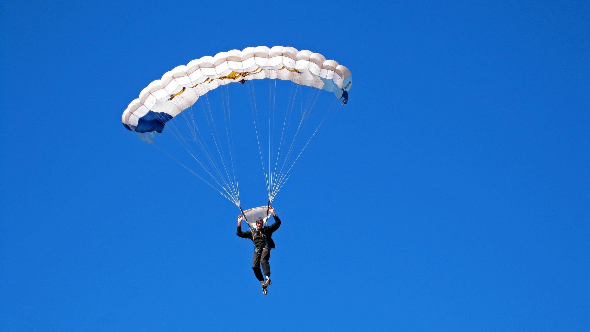 赛道与绿茵的共振,当F1年度争冠战火点燃塞内加尔的足球凯歌