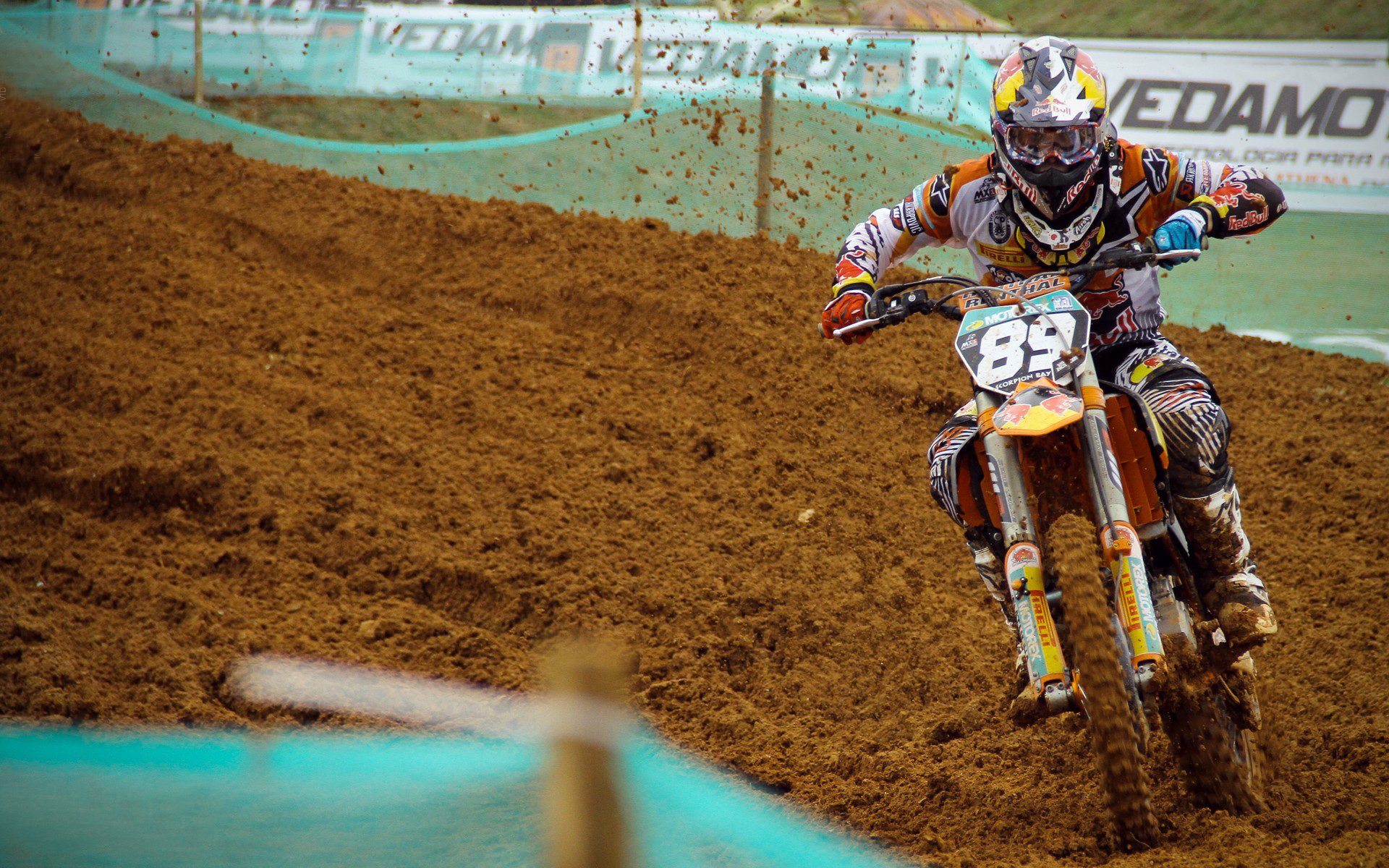 热火强势晋级公牛，塔图姆在F1新赛季揭幕战接管比赛，体育的边界正在消失